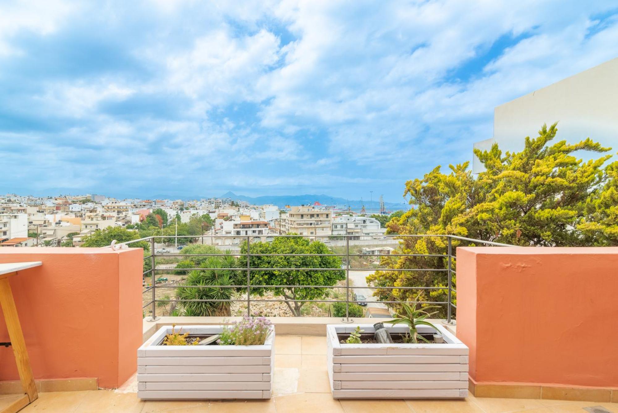 City Loft Near The Airport With Seaview 이라클리온 외부 사진